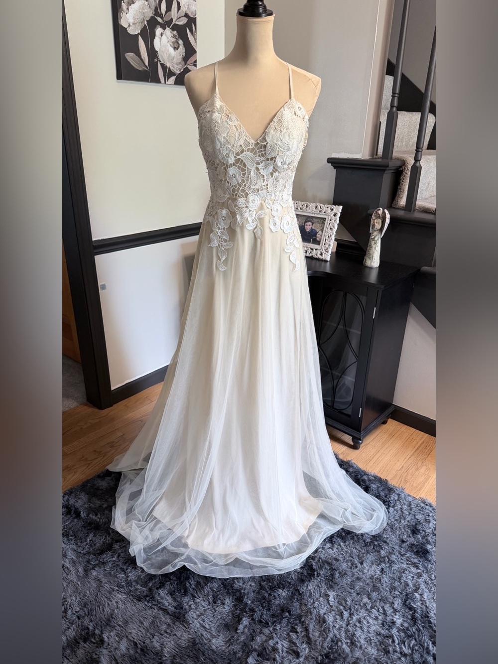 Elegant Ivory Lace Appliqué Wedding Dress with Spaghetti Straps
